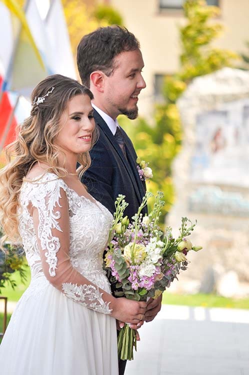 pływające świece,babie lato,sala w gdowie,dekoracje w kolorze niebieskim,niebieskie kwiaty,dekoracje glamour,w kolorze niebieskim,ścianka z girlandą,wrzesień,dekoracje weselne w kolorze niebieskim,błękitne dekoracje weselne,w szklanych tubach pływające świece