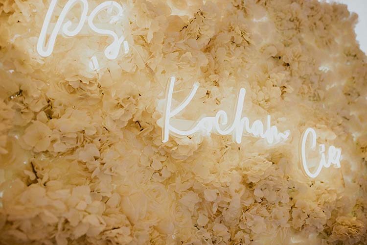 Ścianka ze sztucznych kwiatów i napisem led Kocham Cię